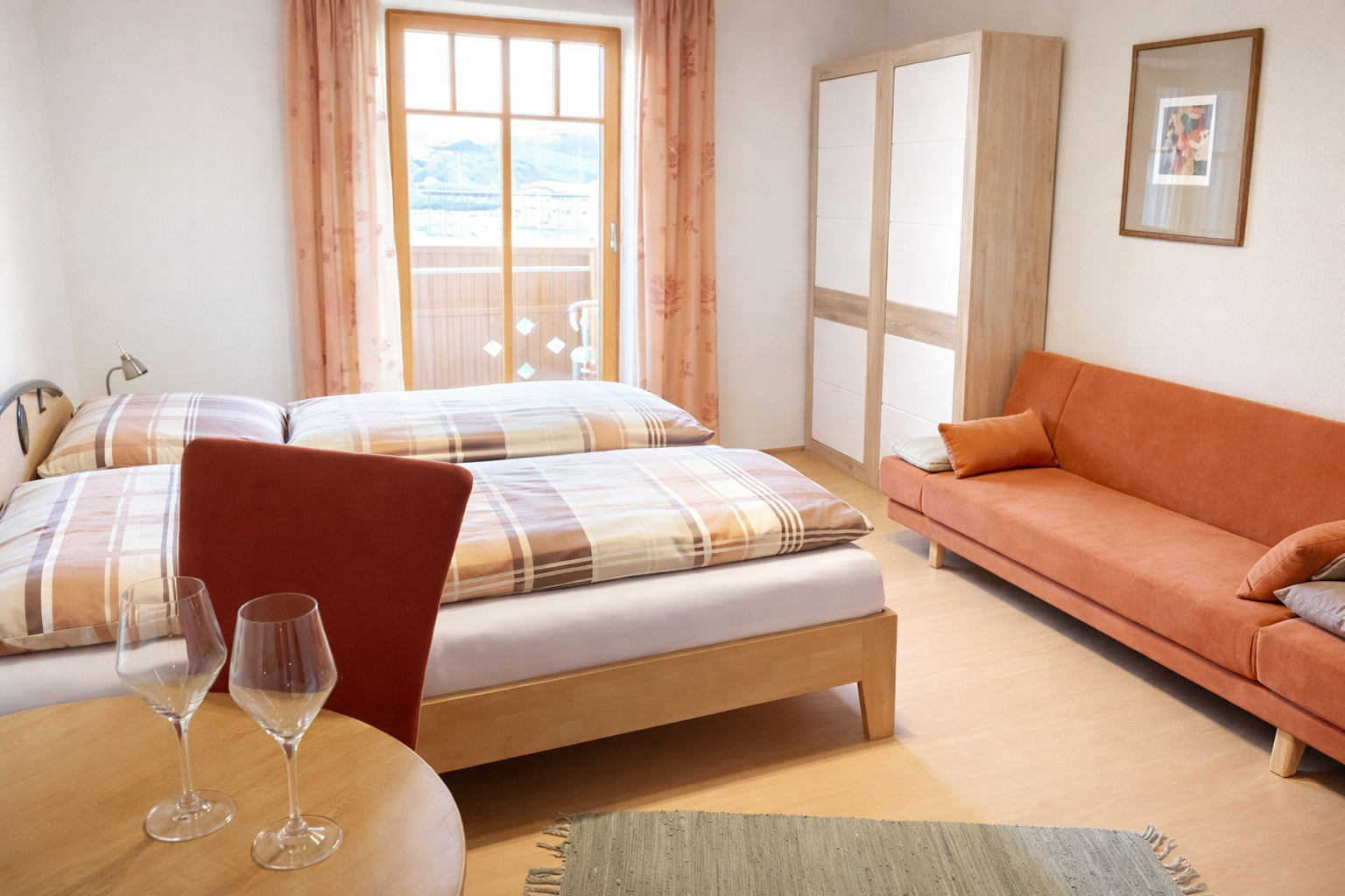 Doppelzimmer Nr. 3 im Landhaus am Hügel mit Doppelbett und Balkon