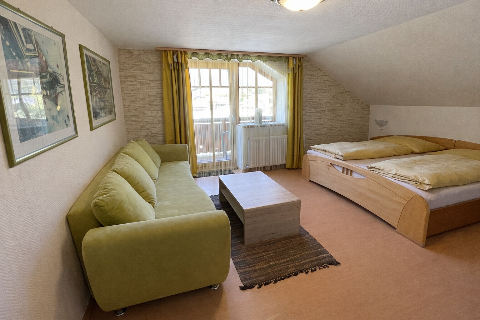 Gemütliches Zimmer im Appartement 6 mit Doppelbett, Sitzbereich und Balkon